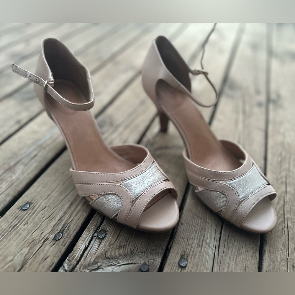 Clarks Artisan Cynthia Arlene Womens Dressy Sandals Taupe. Size 9.5. NWOB.